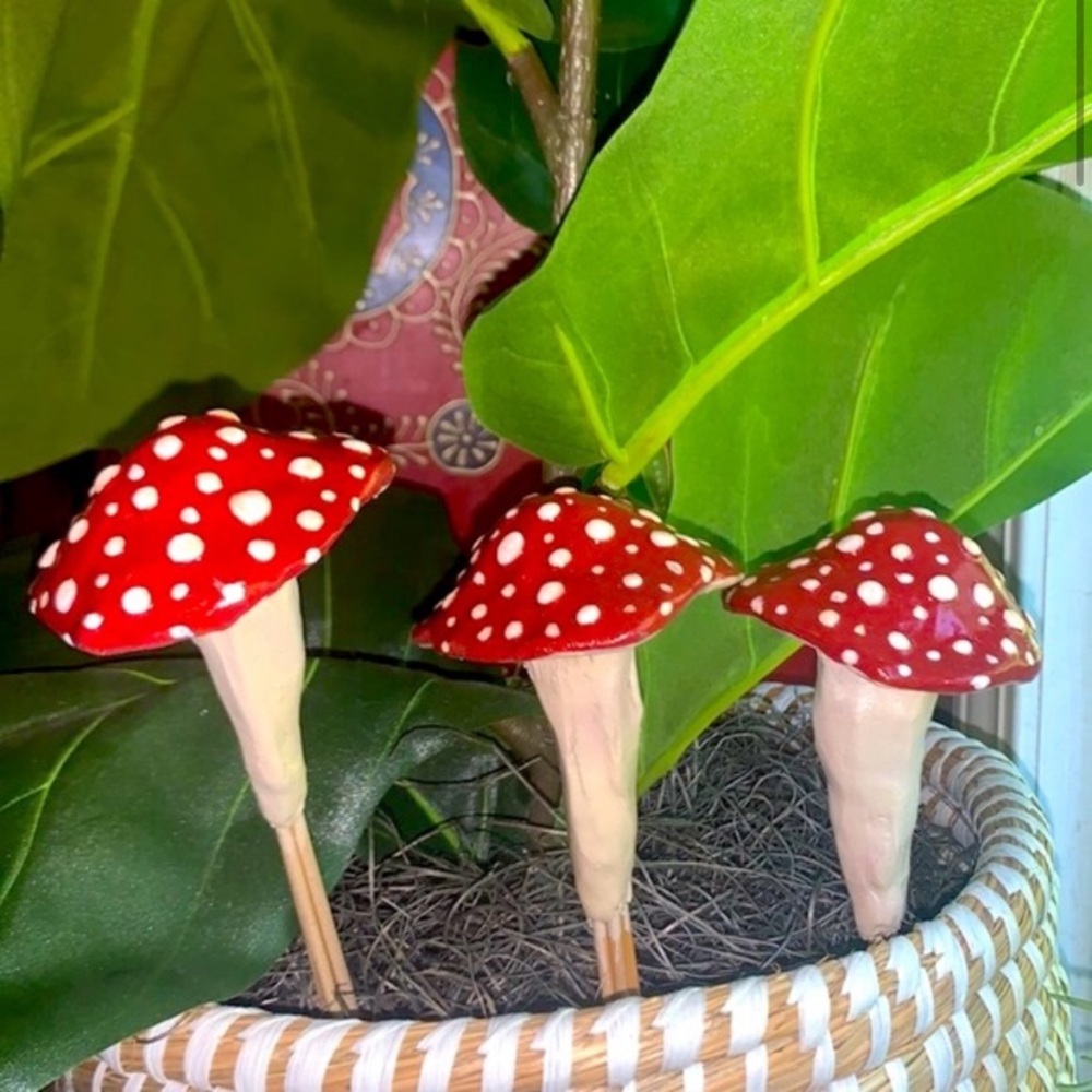 MUSHROOM π Garden Stakes w/ SPOTS! Set of 3 - Picture 2 of 14